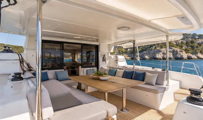 Segelkatamaran mit Salon · Port d’Alcúdia – Illustrationsfoto zum Bootstyp